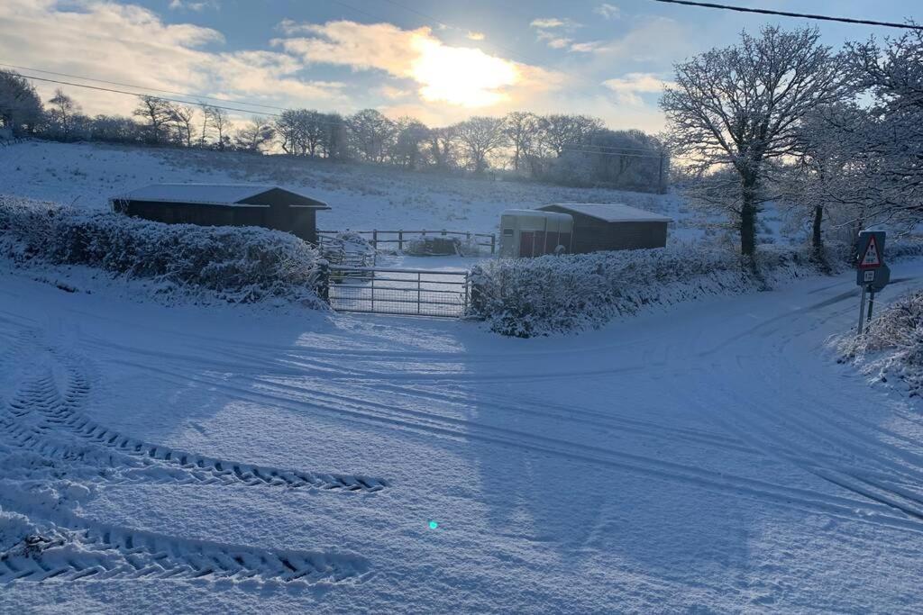 Cwtch Bach - Garnant Villa Ammanford Buitenkant foto